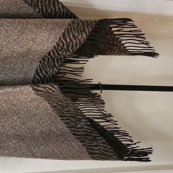 Vintage Reversible Zebra Cape Shawl - Picture 10 of 11